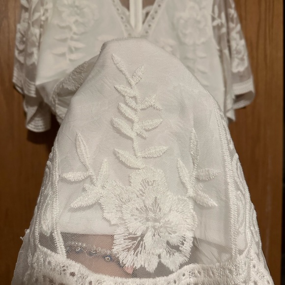 URBAN OUTFITTERS WHITE LACE ROMPER! - Picture 5 of 6